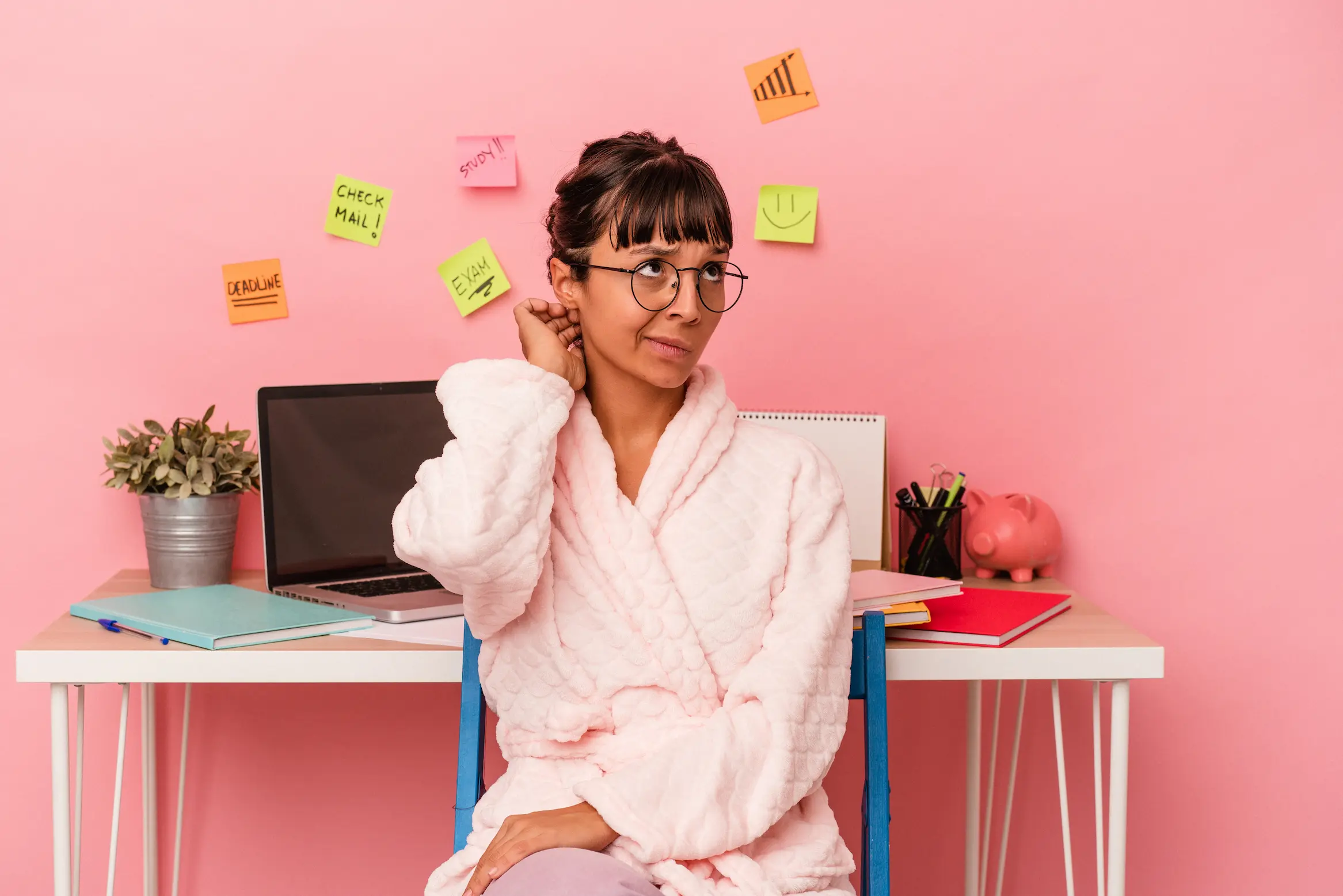 Mujer emprendedora preguntandose las causas de la procrastinación y estrategias para solucionarlo