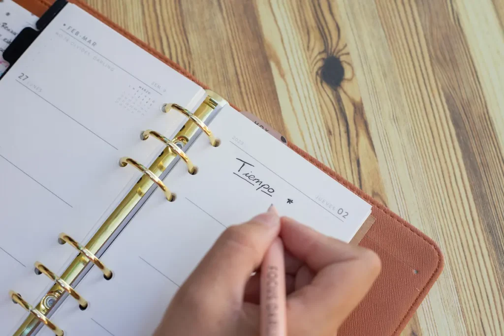 Paqui Cuesta asistente virtual escribiendo la palabra tiempo en una agenda.