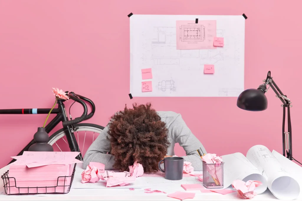 mujer emprendedora sobrepasada por las tareas como consecuencia de procrastinar