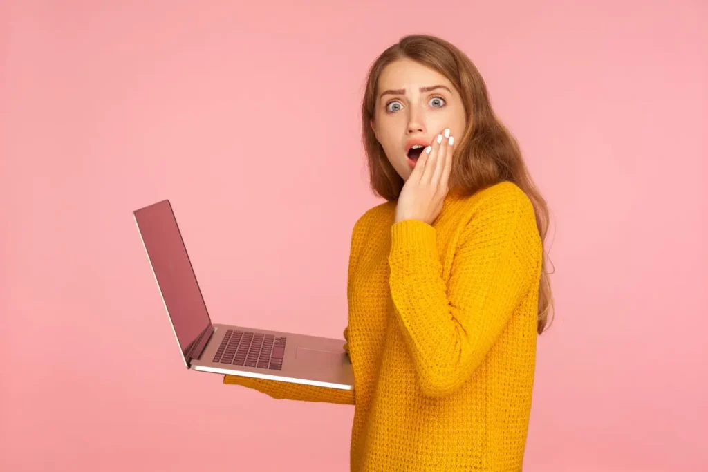 Mujer emprendedora descubriendo que es hora de cambiar su web