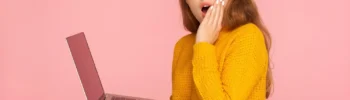 Mujer emprendedora descubriendo que es hora de cambiar su web